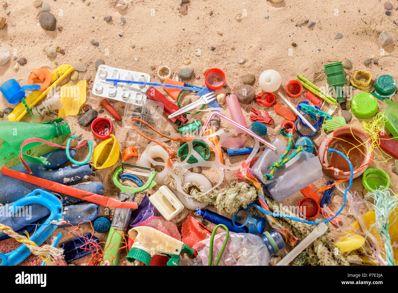 Verworfen und umweltschädliche plastik Müll auf Sand vom Strand in North East England, Großbritannien Stockfoto
