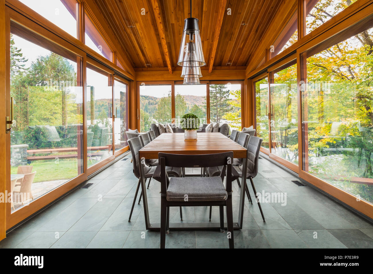 Esstisch im Pavillon von luxuriösen Zedernholz home Stockfoto