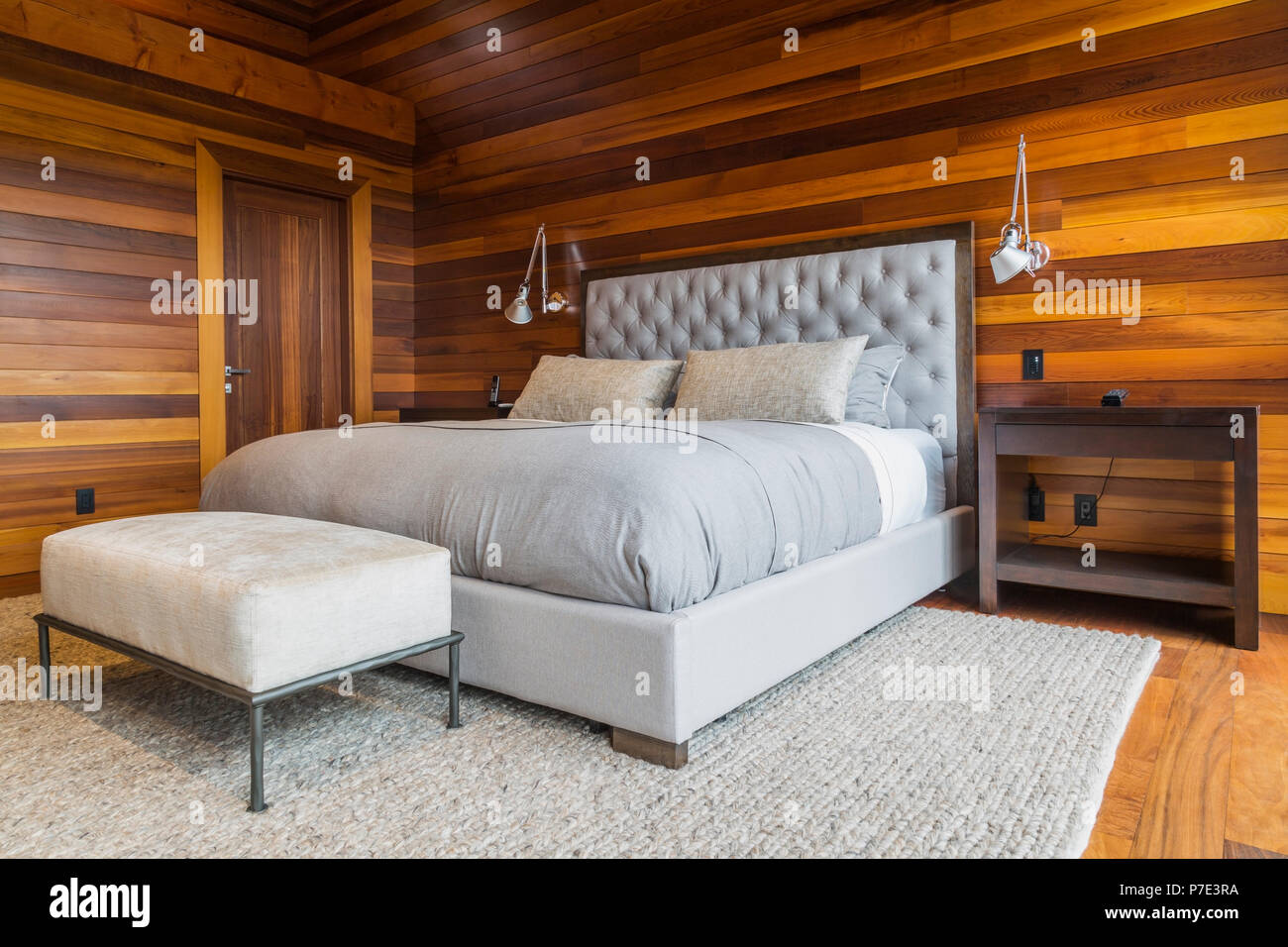 King size Bett im Schlafzimmer in luxuriösen Zedernholz home  Stockfotografie - Alamy