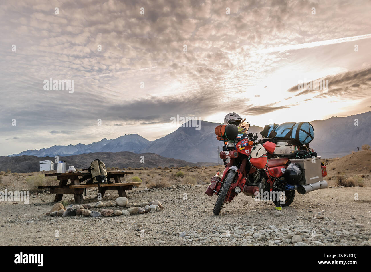 Geladen touring Motorrad an Picknick Bereich geparkt, High Sierra National Forest, Kalifornien, USA Stockfoto