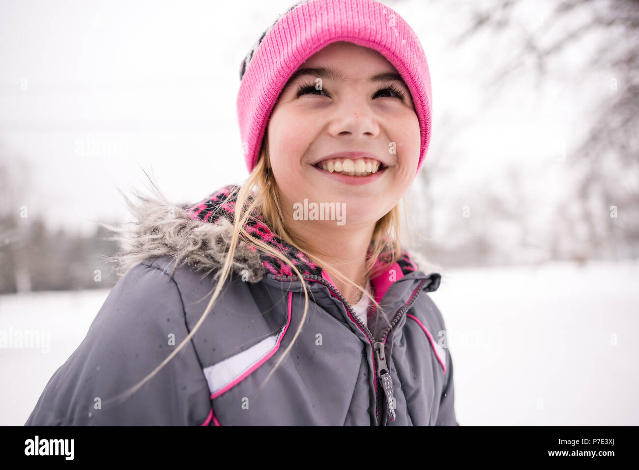 Lächelndes Mädchen in Winterkleidung Stockfoto