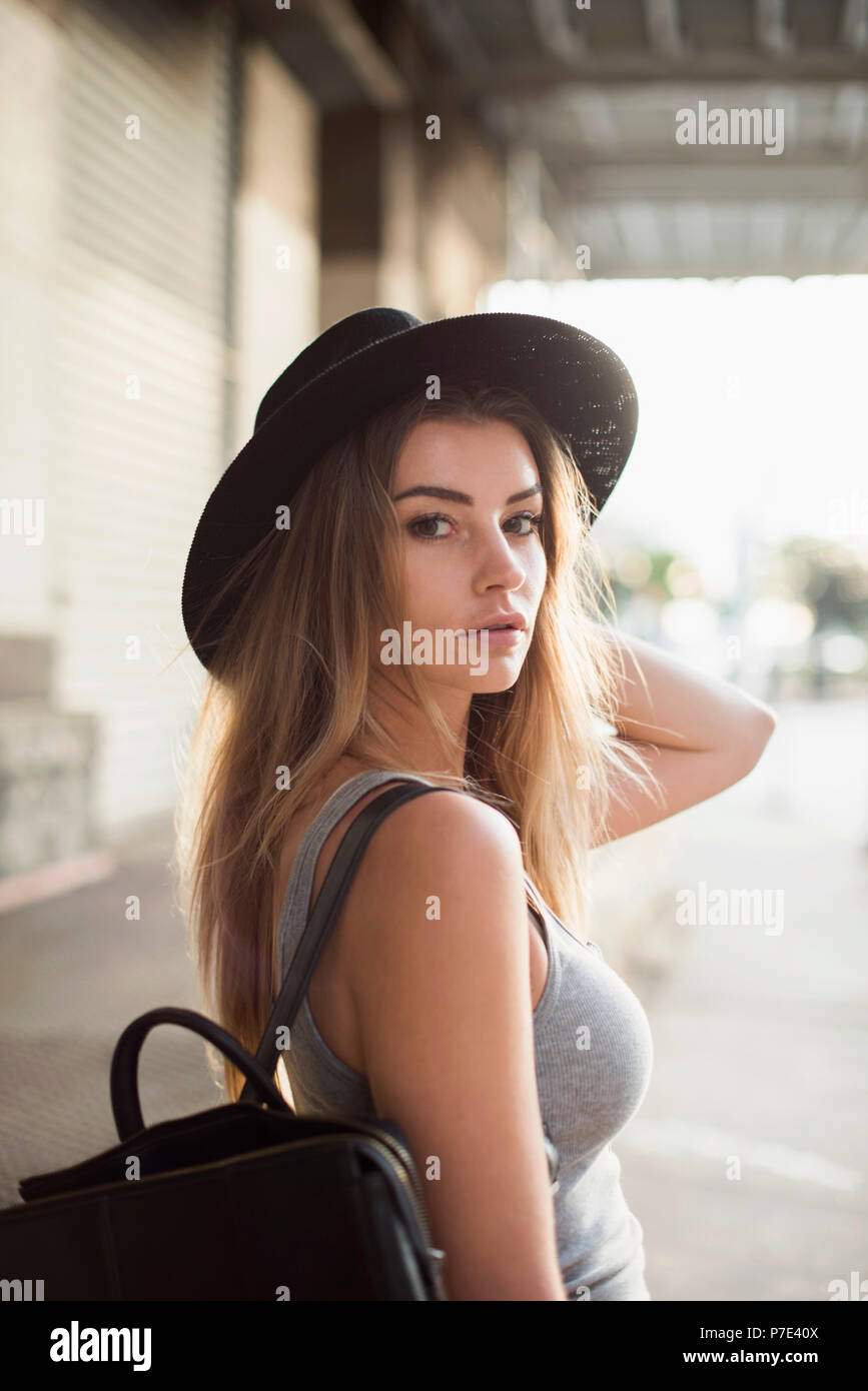 Portrait von Frau bekleidet hat, lächelnd, New York, USA Stockfoto