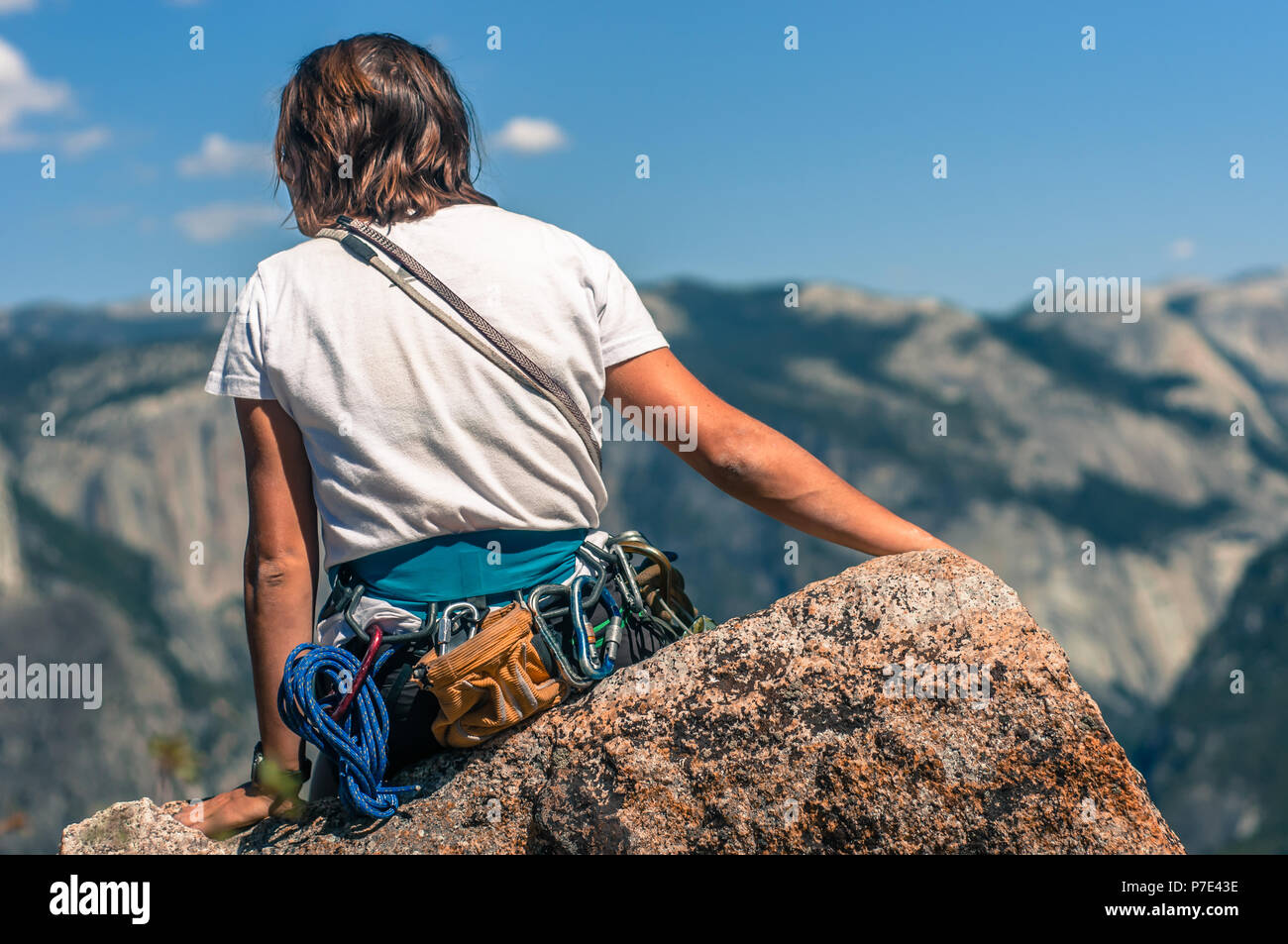 Ansicht der Rückseite des Kletterer auf höheren Kathedrale Spire entfernt in Aussicht suchen, Yosemite Valley, Kalifornien, USA Stockfoto