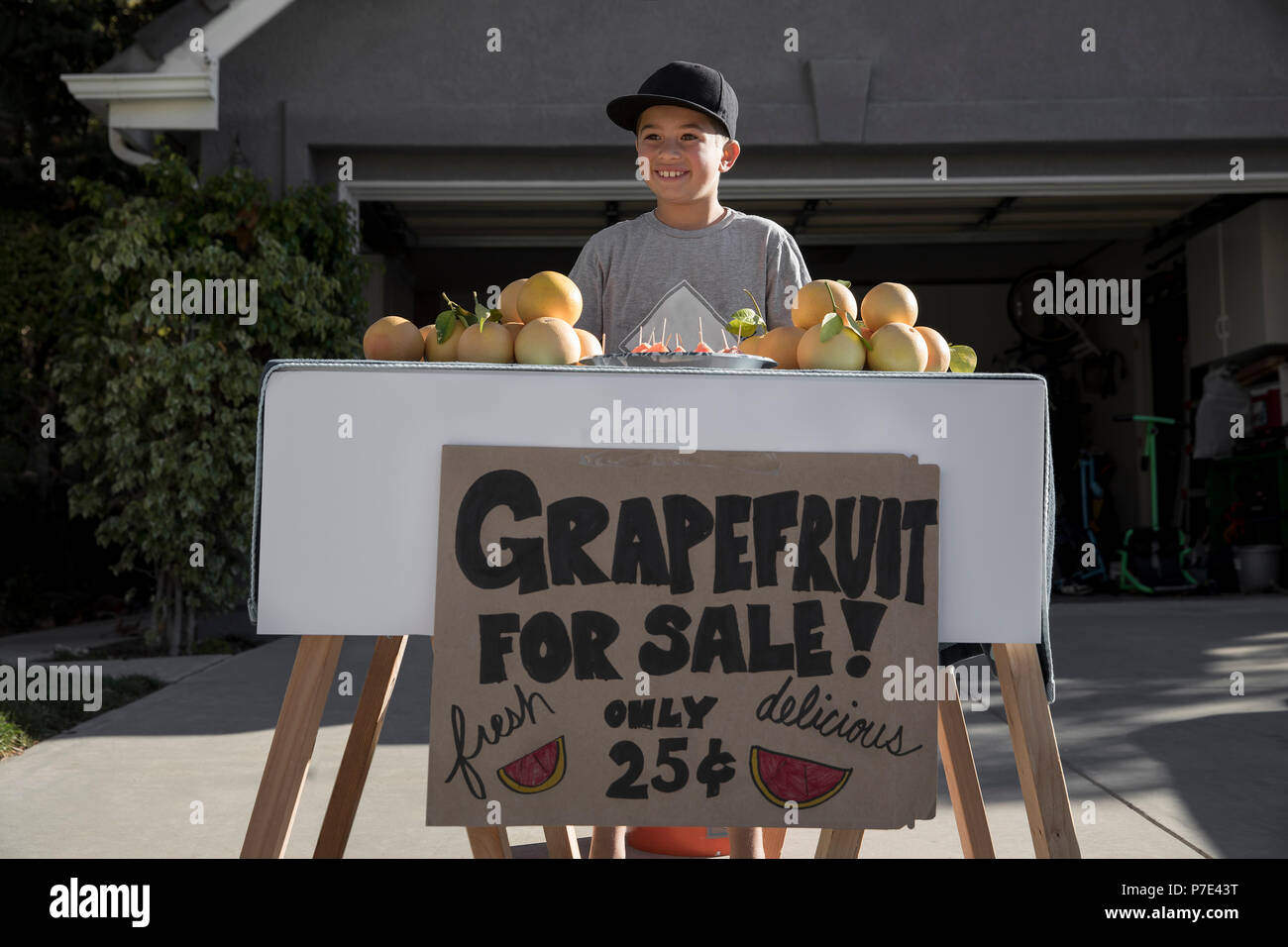 Junge mit hausgemachten Grapefruit in der Einfahrt Abschaltdruck Stockfoto