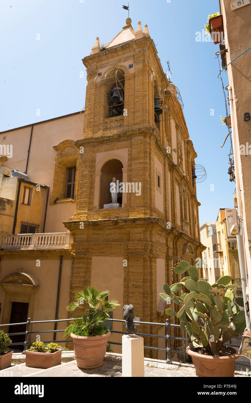 Italien Sizilien Agrigent Chiesa di S Francesco Kirche des Hl. Franziskus Glocken Turm Wetterfahne Madonna & Kind Statue Skulptur balkon Kakteen Kakteen Stockfoto