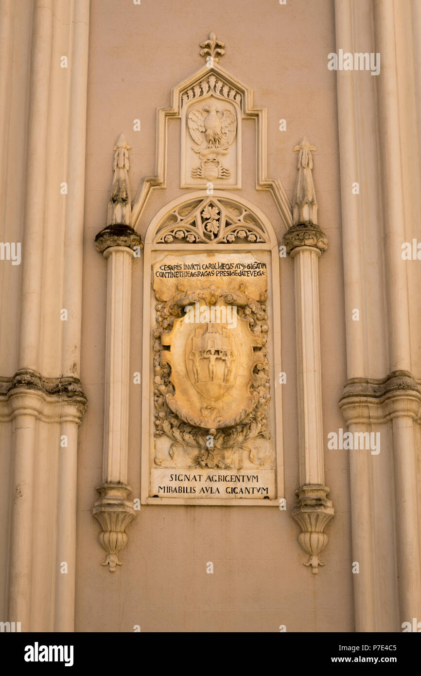 Italien Sizilien Agrigento Piazza Purgatorio Chiesa di San Lorenzo umgebaut 1600 berühmten Statuen Skulpturen Fries drei 3 Figuren Holding schloss Overhead Stockfoto