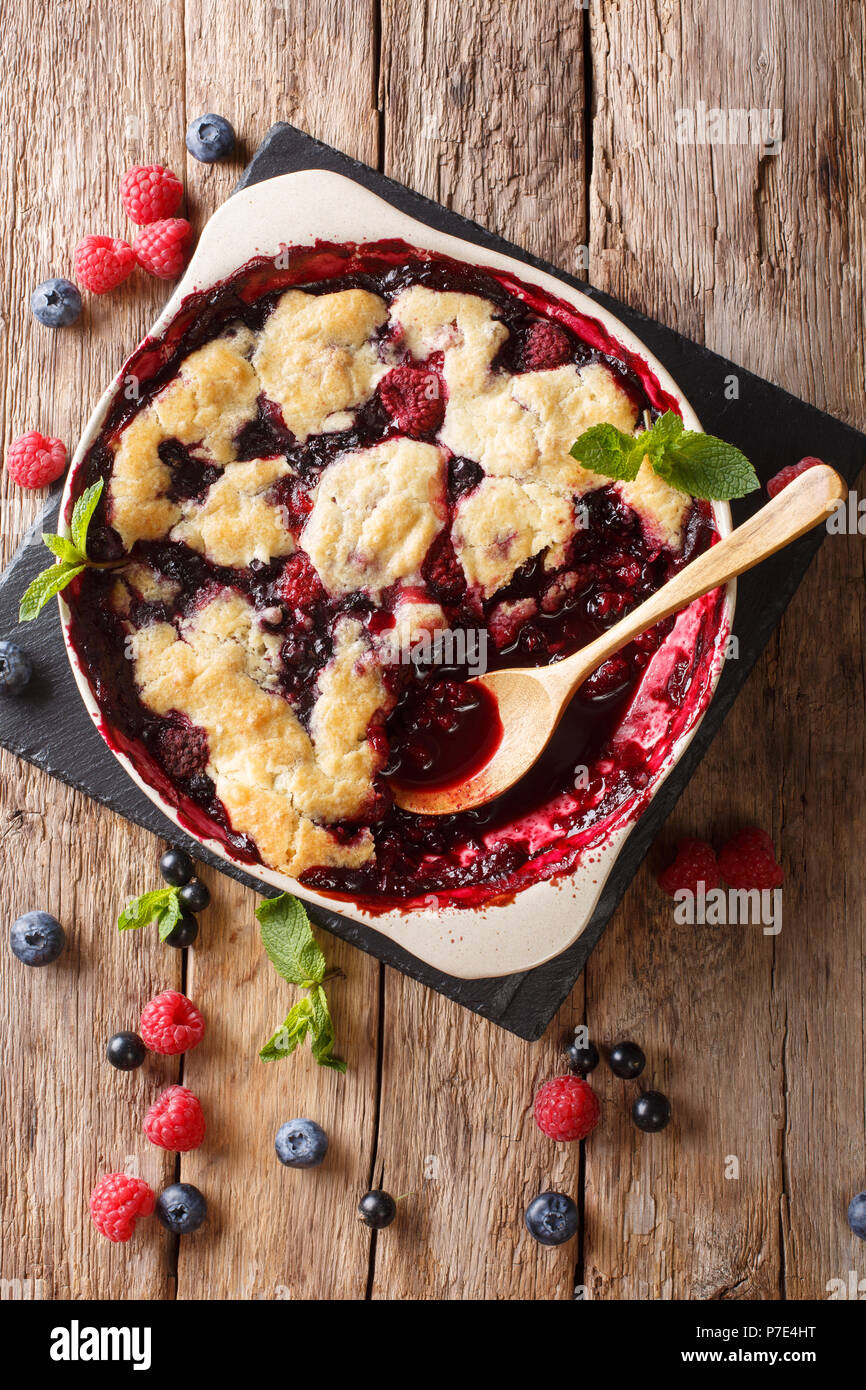 Englische Küche: berry Schuster ist mit Minze Nahaufnahme auf dem Tisch eingerichtet. Vertikal oben Ansicht von oben Stockfoto