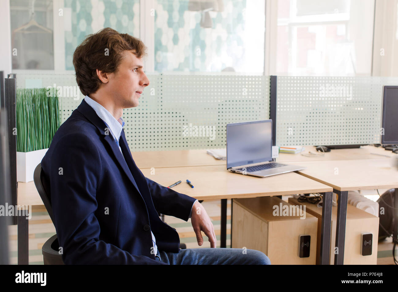 Mann in Anzug im Büro Stockfoto