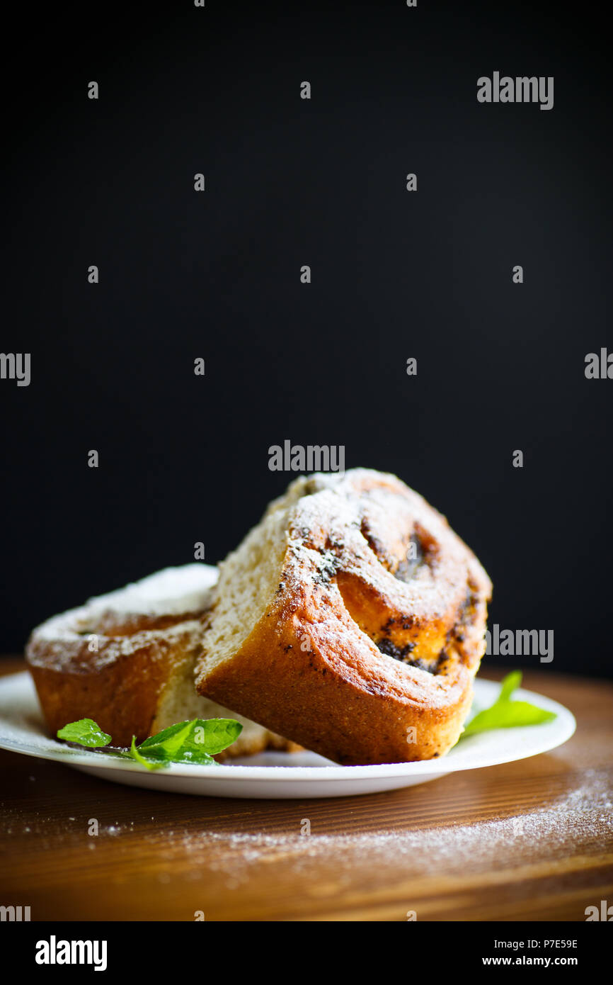 Süße Brötchen mit Mohn auf einer weißen Platte Stockfoto