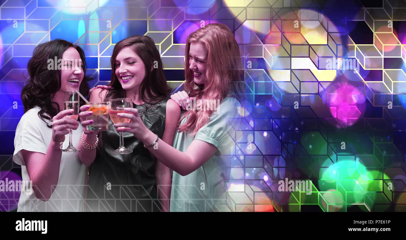 Spaß Frauen trinken Cocktails mit geometrischen party Beleuchtung Veranstaltungsort Atmosphäre Stockfoto