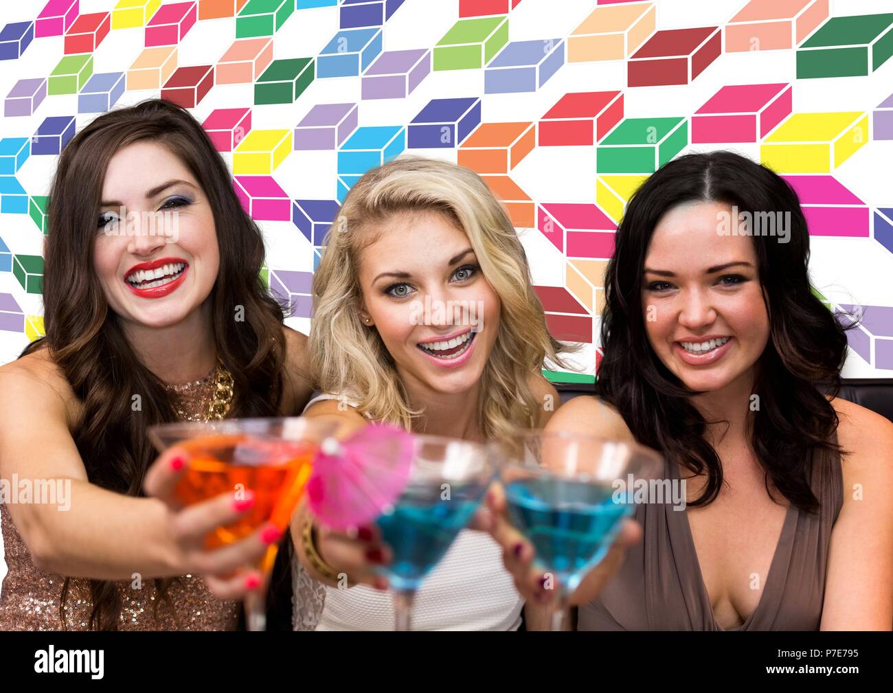 Spaß Frauen Freunde holding Cocktails mit bunten geometrischen Muster Stockfoto