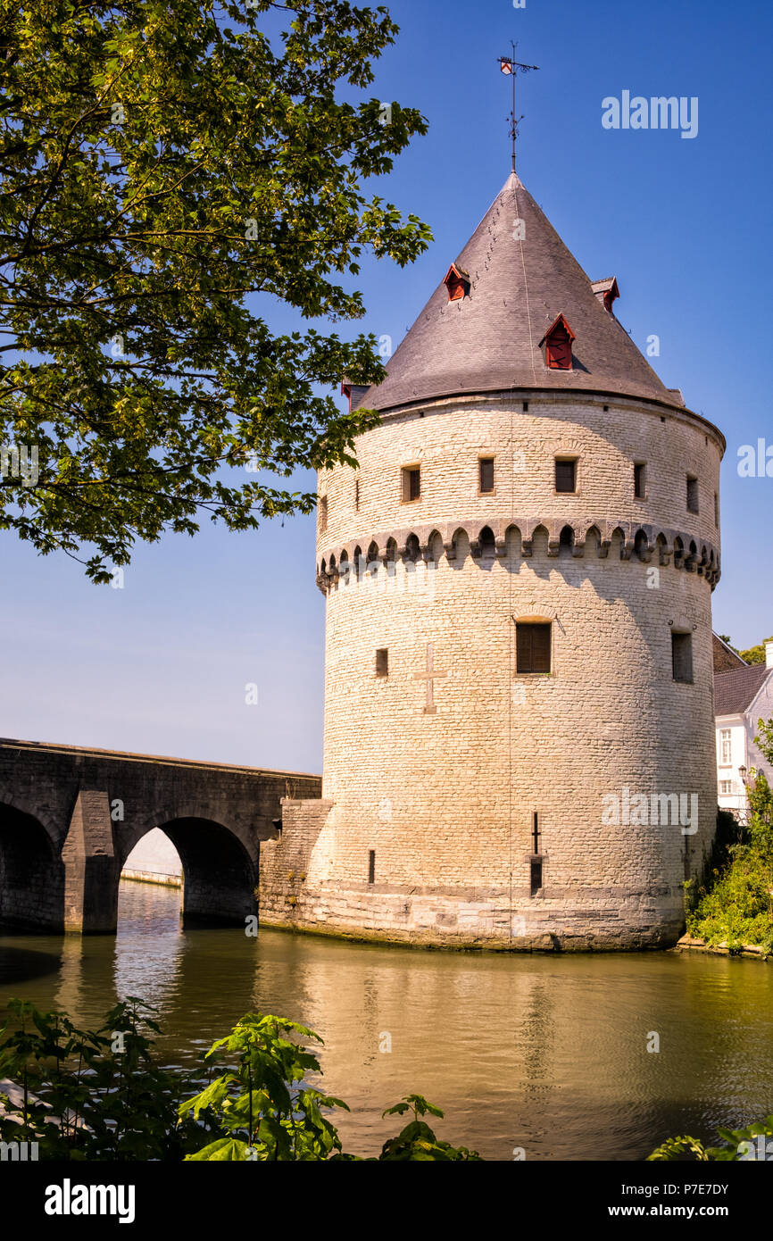 Broel Turm (Broeltoren), berühmten mittelalterlichen Sehenswürdigkeiten am Fluss Leie in der flämischen Stadt Kortrijk an einem hellen Sommertag unter einem klaren blauen Himmel Stockfoto