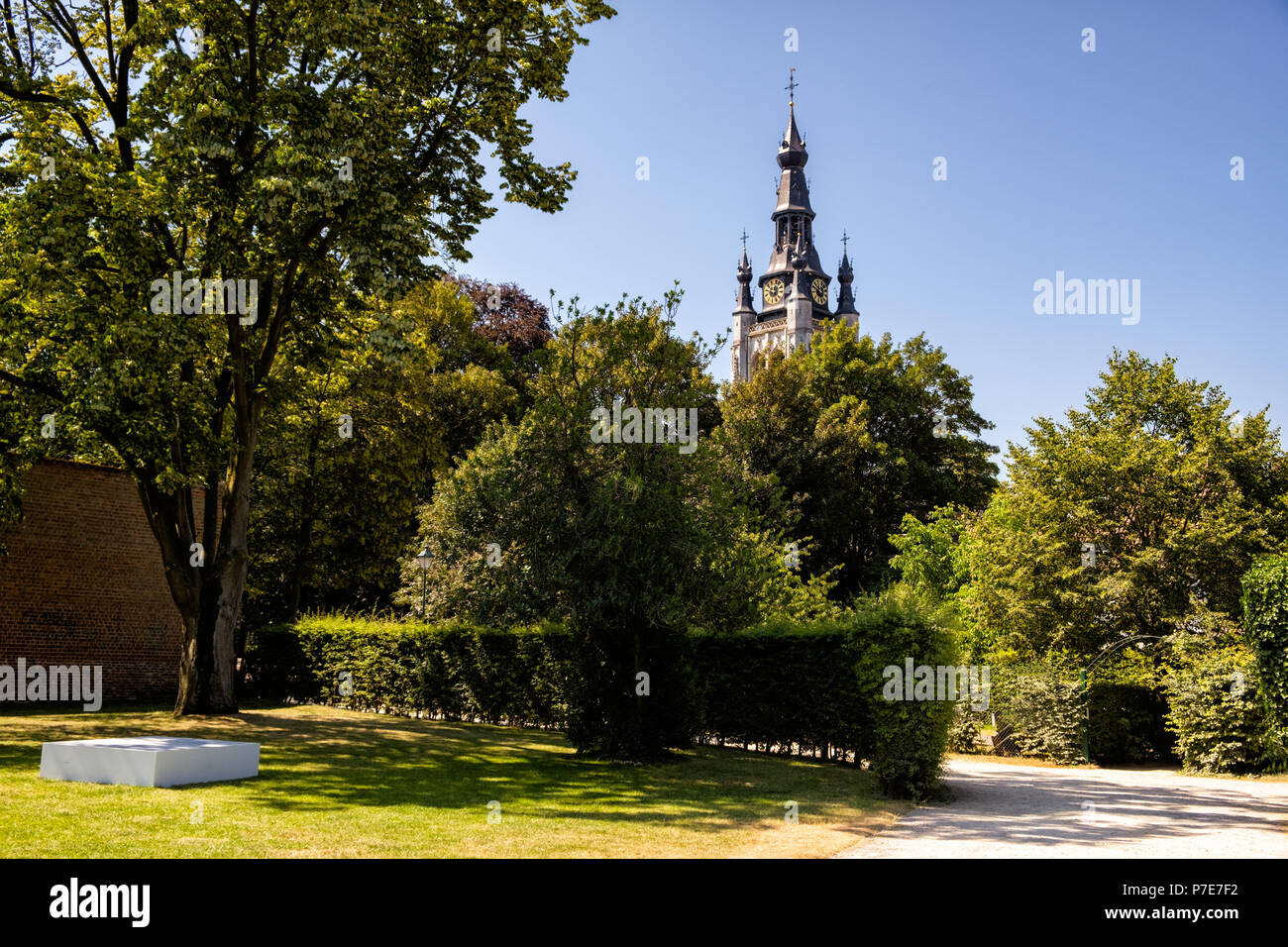 Der Beginenhof Park in Kortrijk Kirche der St. Martin's im Hintergrund auf einem hellen, sonnigen Tag. Kortrijk, Flandern, Belgien Stockfoto