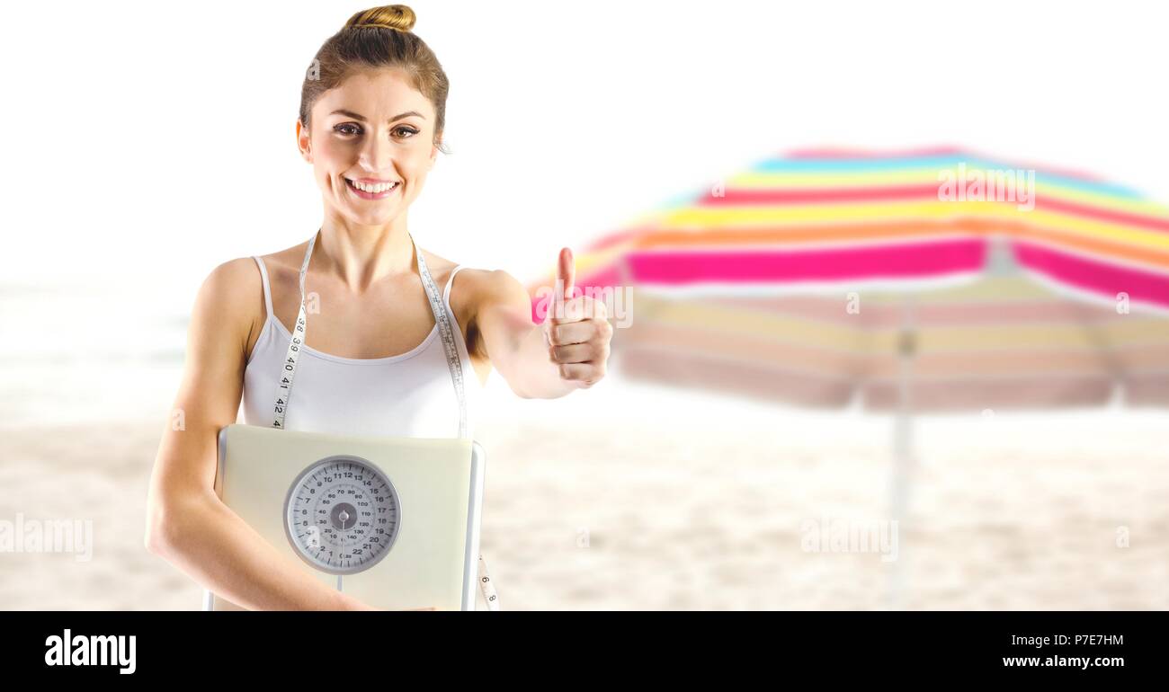 Frau mit Waagen auf Sommer Strand Stockfoto