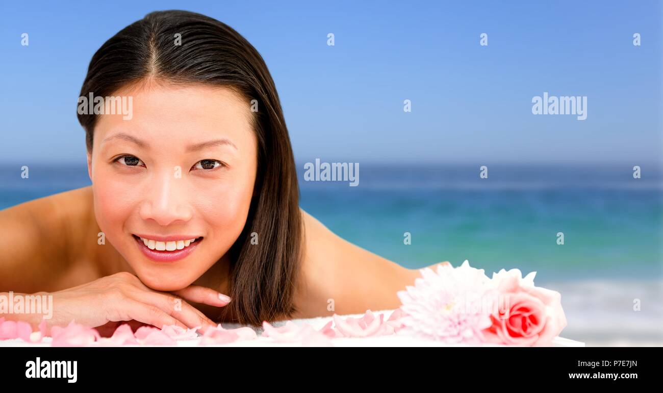 Happy spa Frau entspannt mit Blick aufs Meer Stockfoto