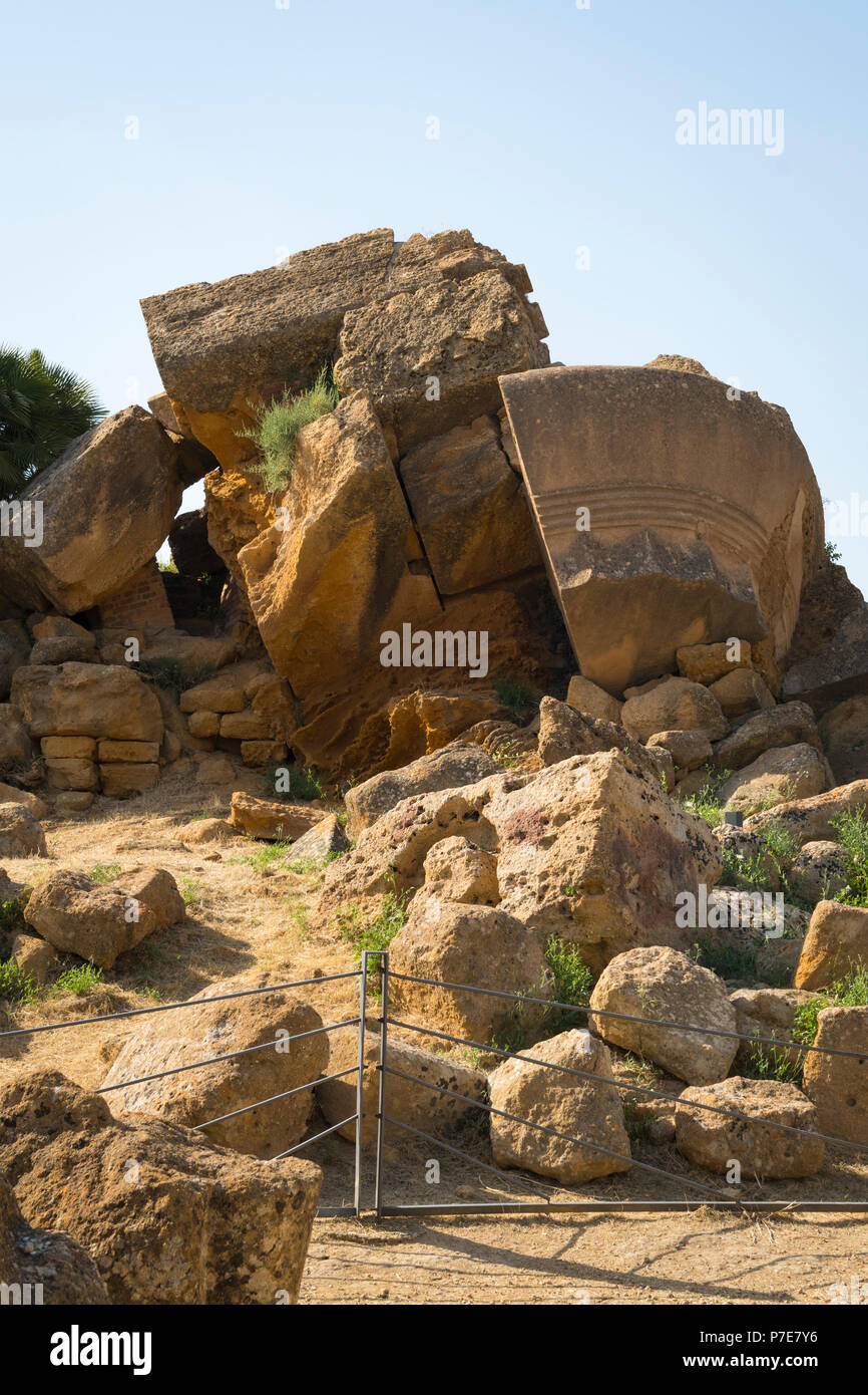 Italien Sizilien Agrigento Valle dei Templi Tal der Tempel von Siedlern aus Gela Ruinen, Tempel des Zeus Olympios Tempel di Zeus Stockfoto