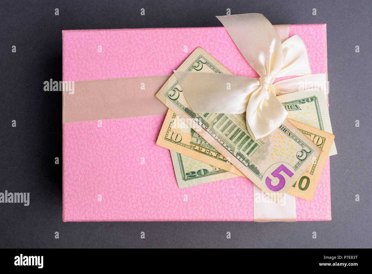 Studio Shot Pink Geschenkverpackung gegen grauer Hintergrund Stockfoto