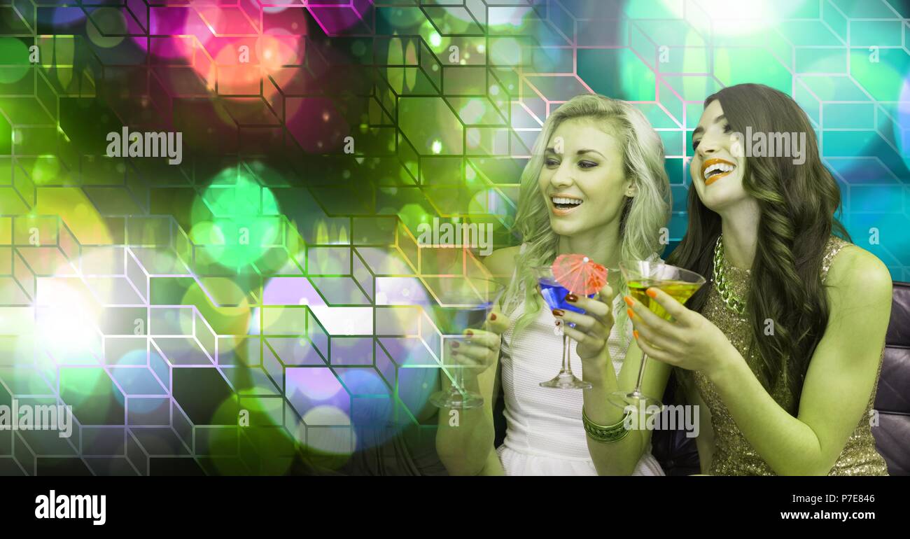 Spaß Frauen trinken Cocktails mit geometrischen party Beleuchtung Veranstaltungsort Atmosphäre Stockfoto