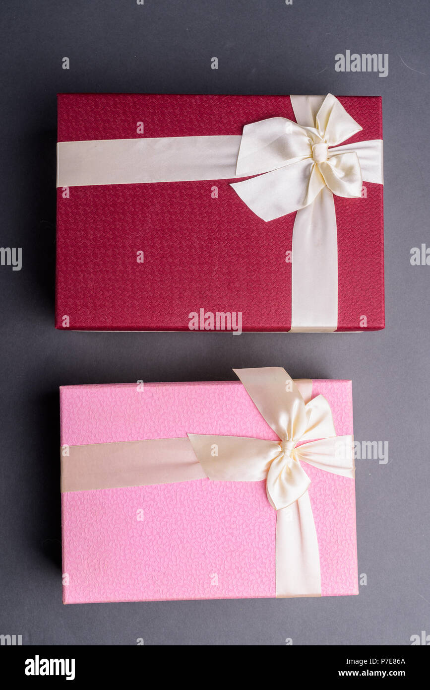 Studio Schuß von zwei Geschenkboxen gegen grauer Hintergrund Stockfoto