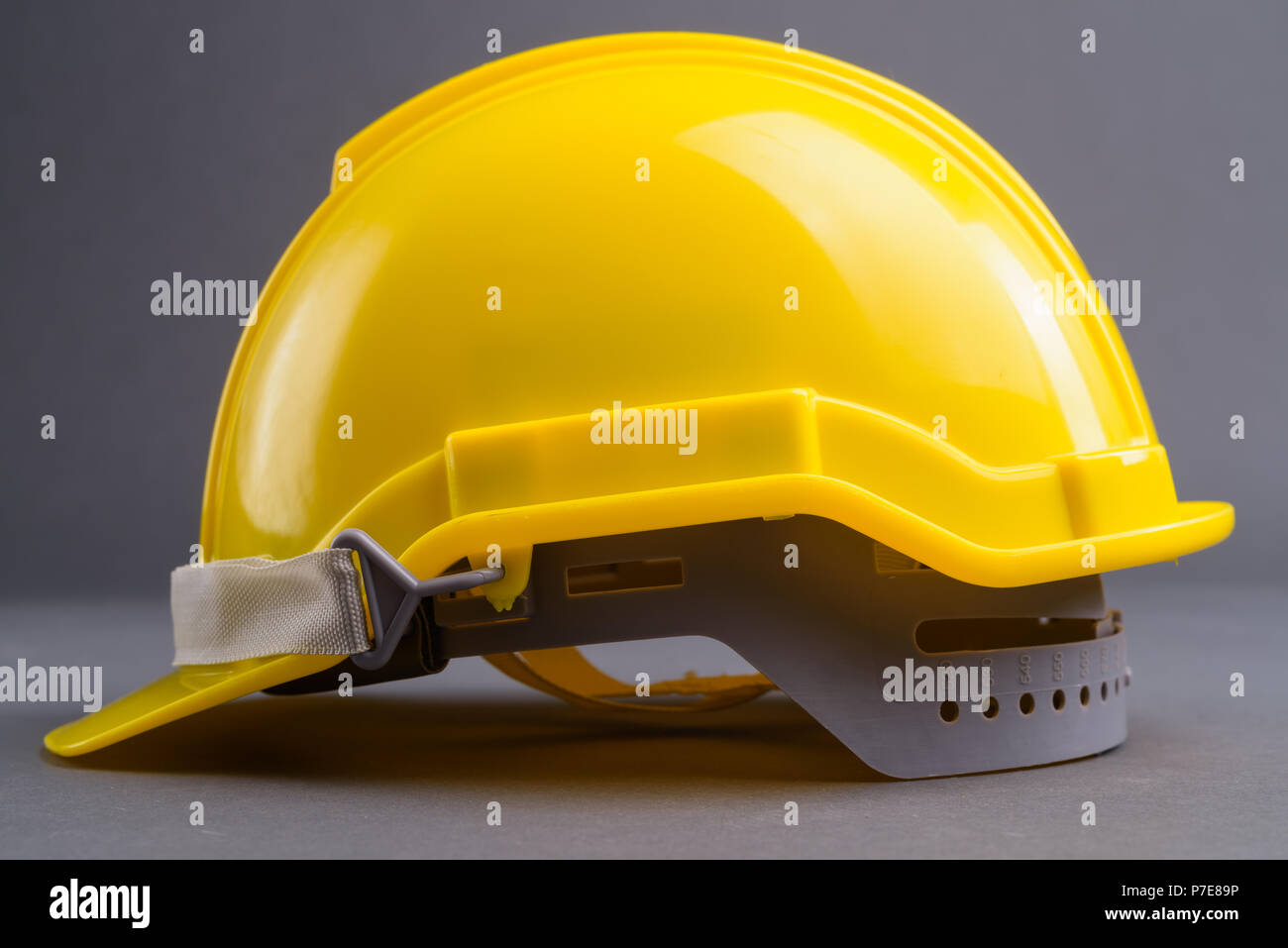 Studio Geschossen von Bau Helm gegen grauer Hintergrund Stockfoto