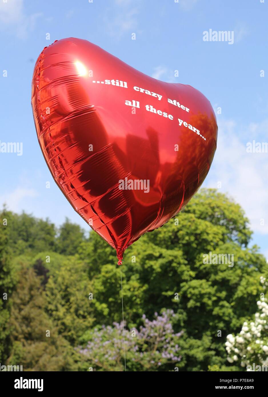 Ein roter Ballon mit schönen Hintergrund… immer noch verrückt nach all den Jahren... Stockfoto