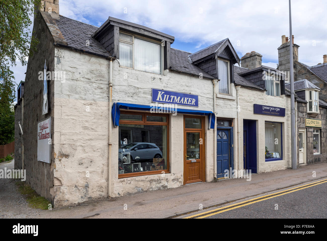 Highland Kiltmakers/Kiltmaker Shop in der Hohen Straße im Dorf in Grantown-on-Spey, Moray, Highland, Schottland, UK Stockfoto