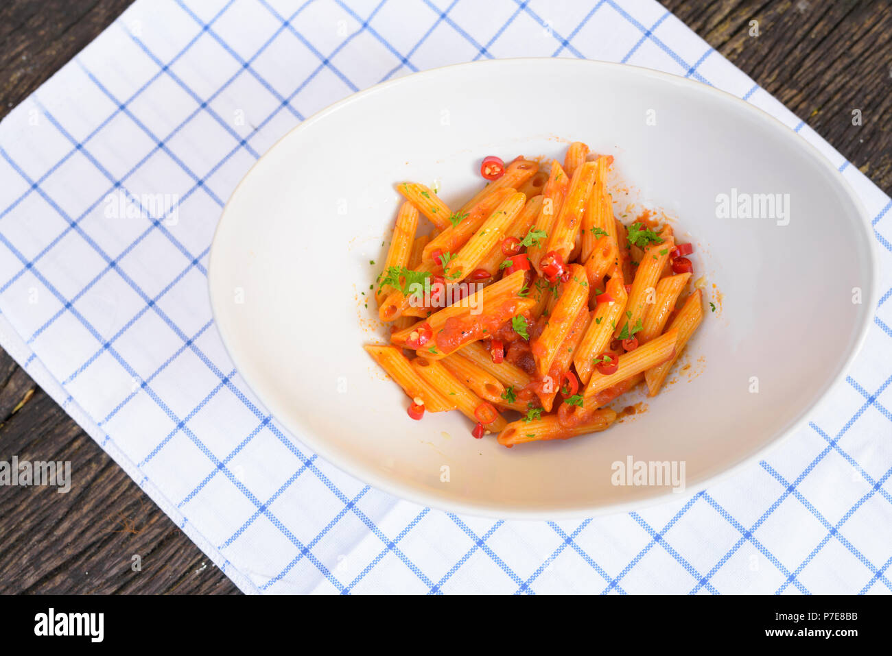 Penne Pasta mit Sauce Arrabiata Stockfoto