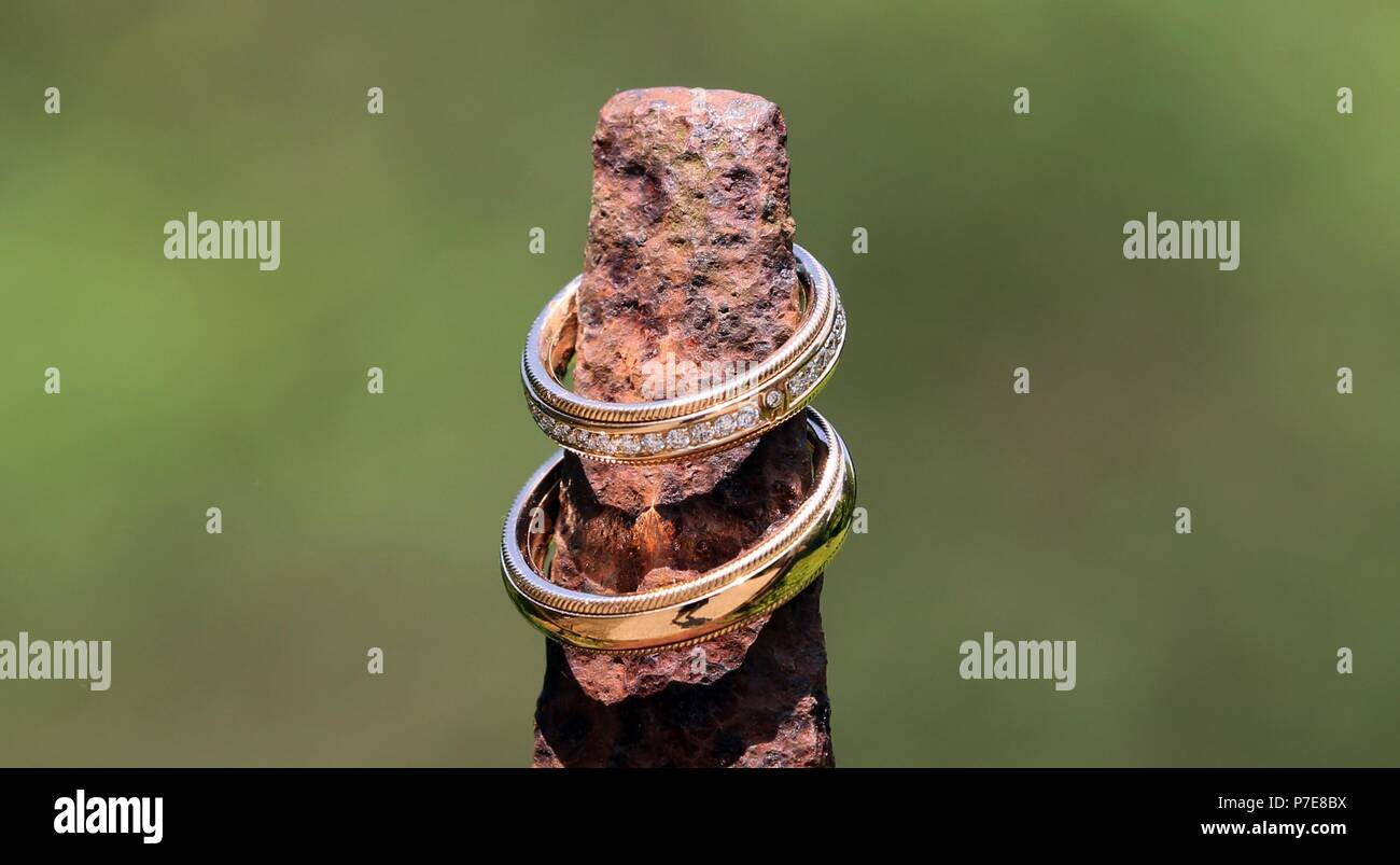 Goldene Hochzeit Ringe mit brillanten Glanz stilvoll im Sonnenlicht angeordnet Stockfoto