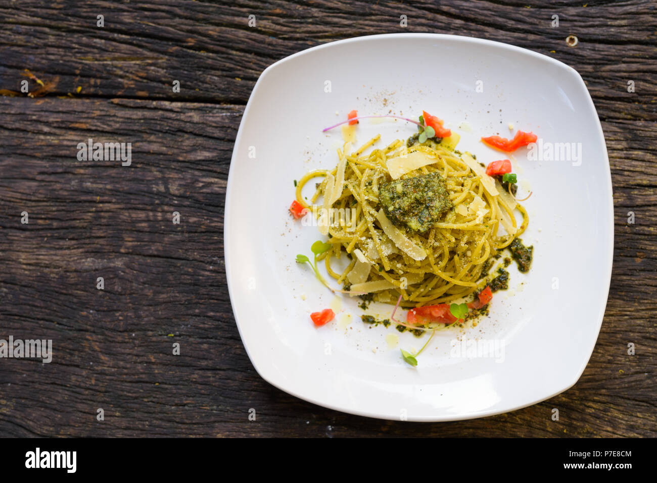 Spaghetti mit Pesto-Sauce Stockfoto