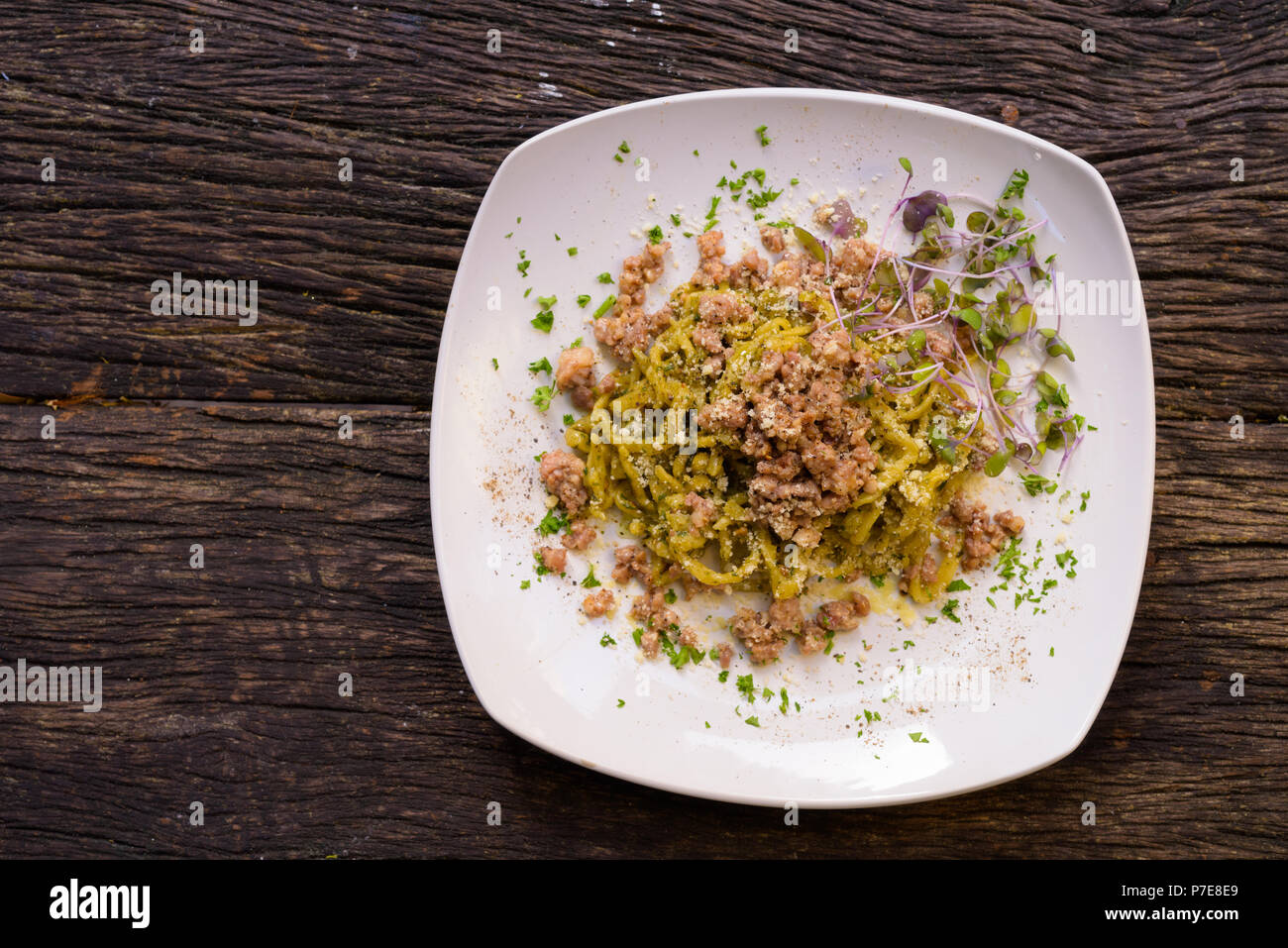 Tagliolini Pasta mit Pesto und Wurst Stockfoto