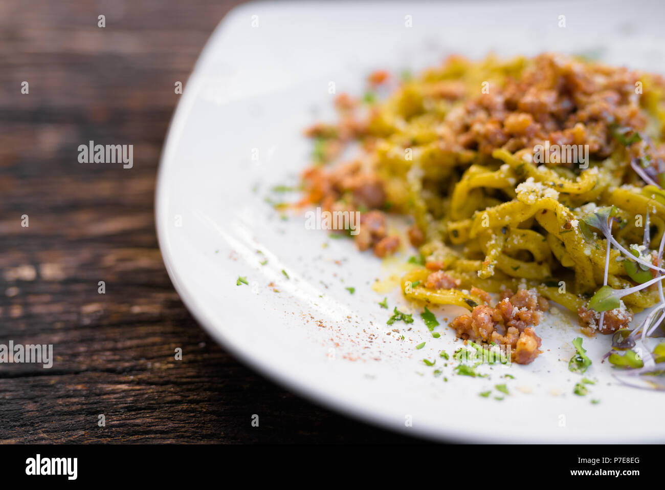 Tagliolini Pasta mit Pesto und Wurst Stockfoto