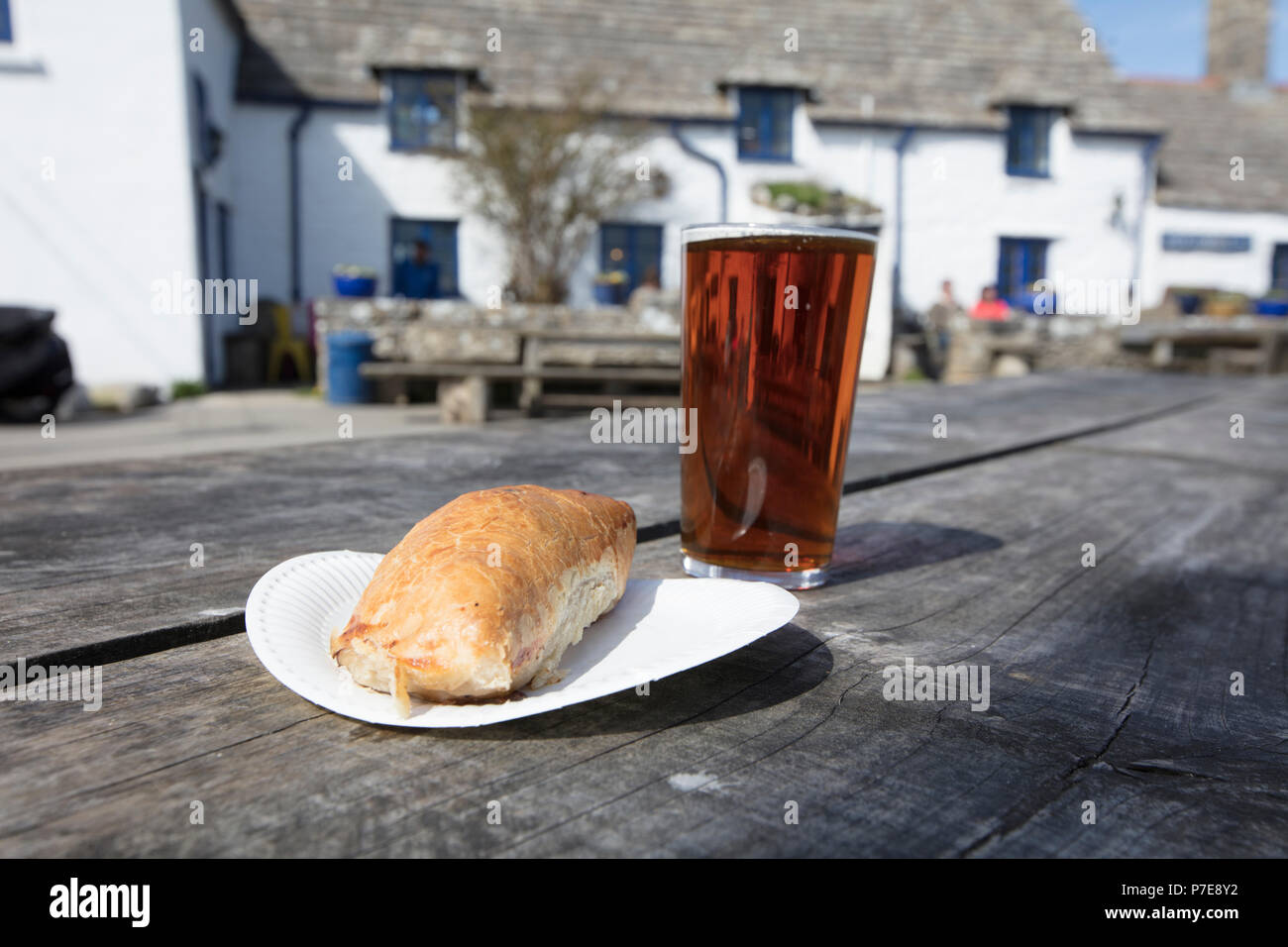 Pasty und ein Pint auf dem berühmten Platz und Kompass Pub in Worth Matravers, Dorset, Großbritannien - 30 April 2018 Stockfoto
