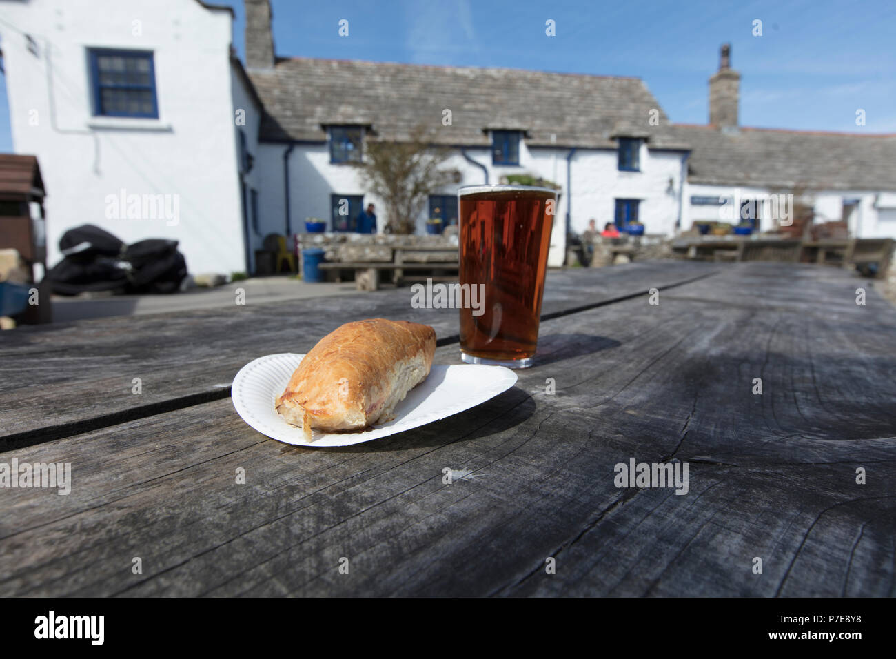 Pasty und ein Pint auf dem berühmten Platz und Kompass Pub in Worth Matravers, Dorset, Großbritannien - 30 April 2018 Stockfoto