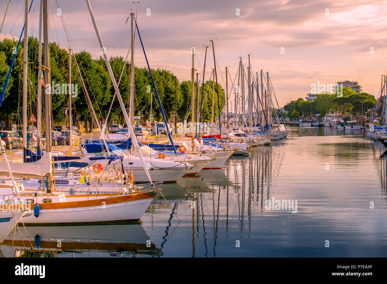 Rimini Stadtbild. Italien. Meer Boote in der Marina am Abend. Boote zum Mieten von Touristen. Stockfoto