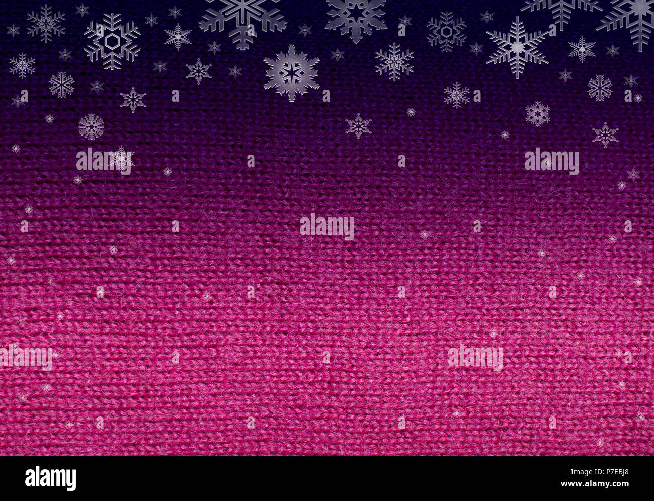 Rosa fuchsia Wolle knitwork mit Schneeflocken im Winter Hintergrund. Stockfoto