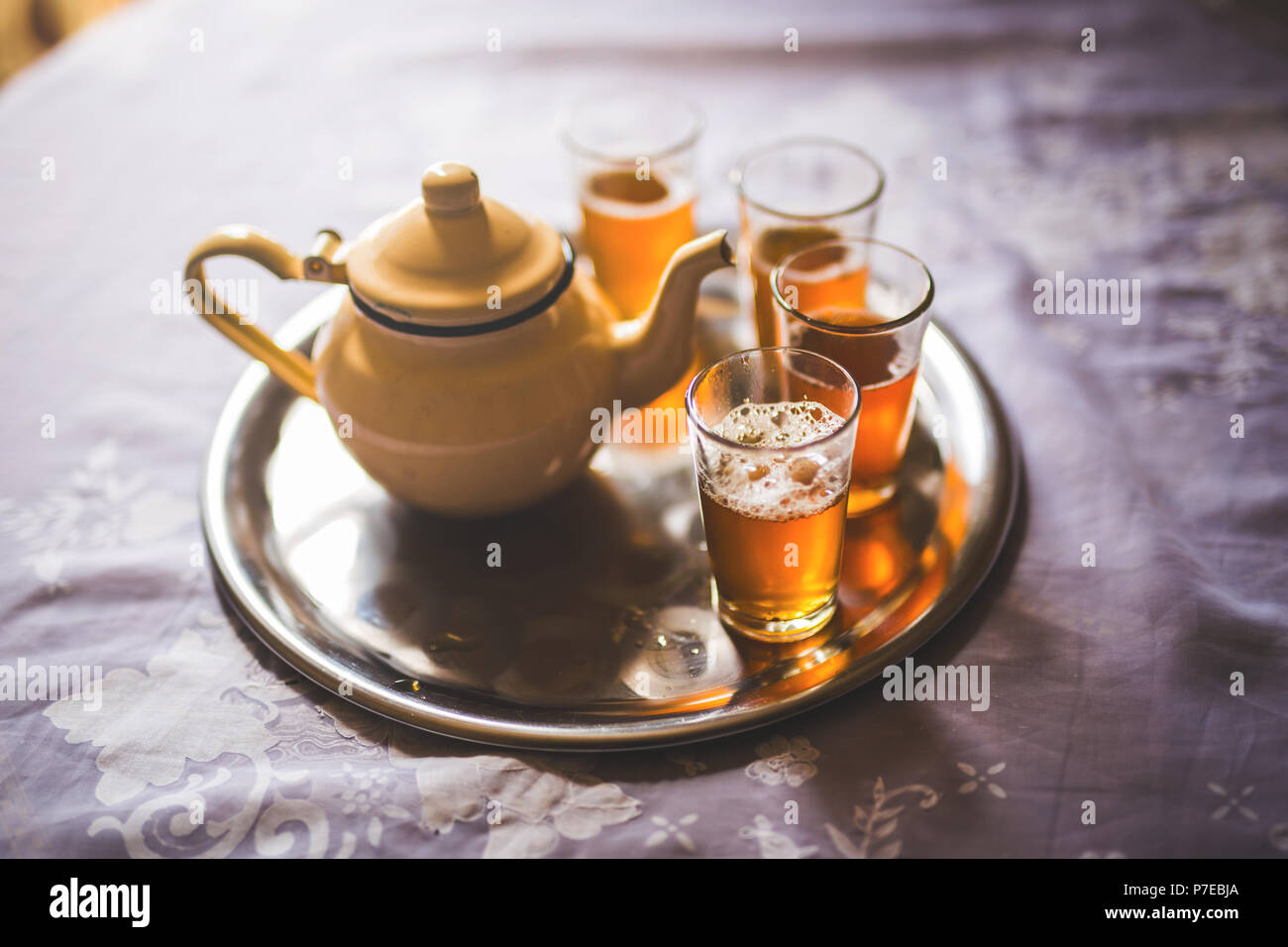 Nahaufnahme der eine marokkanische Teekanne mit Brille auf einem silbernen Teller Stockfoto