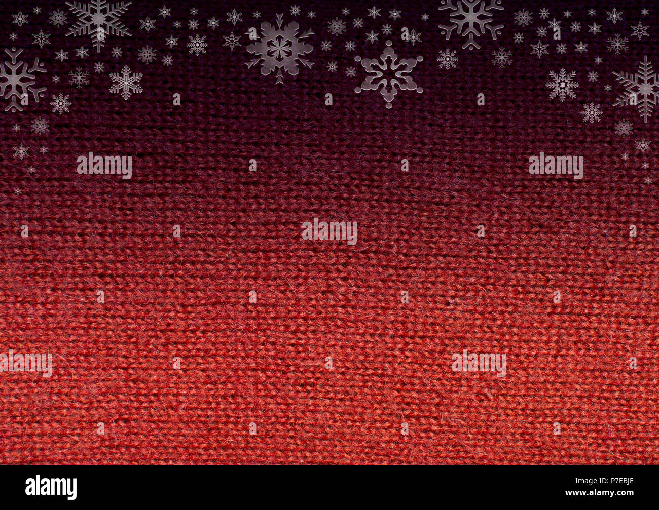 Red fuchsia Wolle knitwork mit Schneeflocken im Winter Hintergrund. Stockfoto