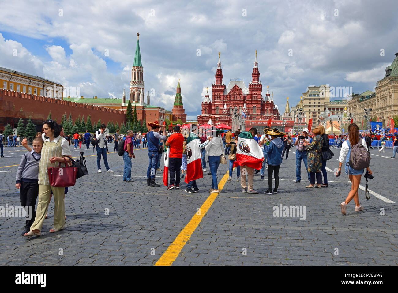 2018 FIFA World Cup. Mexikanischen Fans und Touristen aus verschiedenen Ländern auf dem Roten Platz Stockfoto