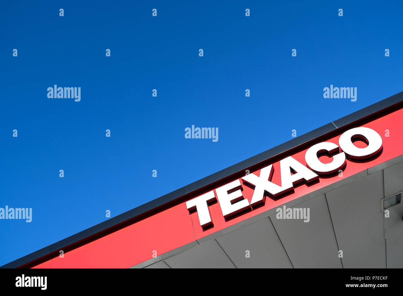 Texaco Schriftzug an der Tankstelle. Texaco ist ein amerikanisches öl Tochtergesellschaft der Chevron Corporation. Stockfoto Texaco Schriftzug an der Tankstelle. Texaco ist ein amerikanisches öl Tochtergesellschaft der Chevron Corporation. Stockfoto