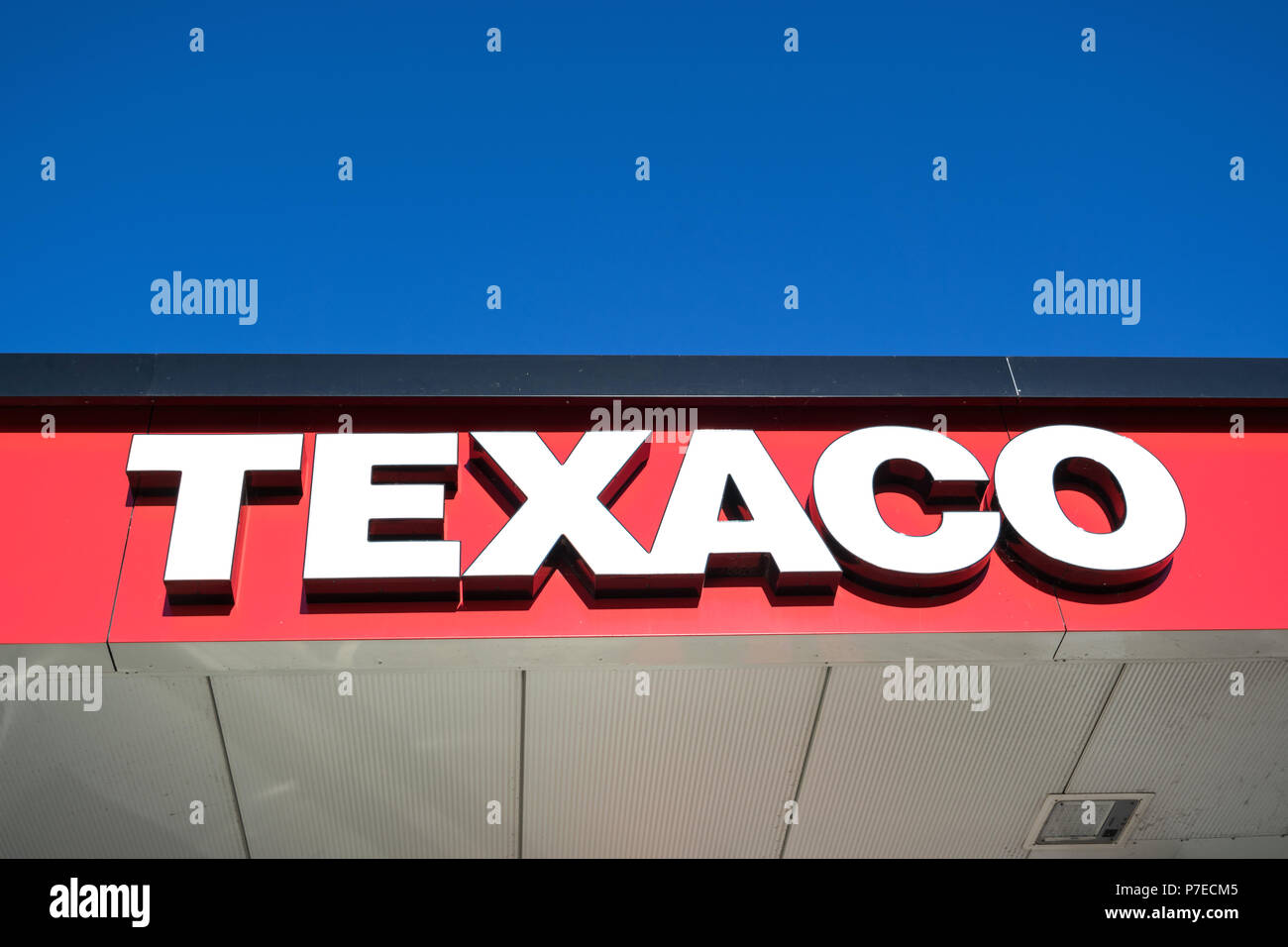 Texaco Schriftzug an der Tankstelle. Texaco ist ein amerikanisches öl Tochtergesellschaft der Chevron Corporation. Stockfoto