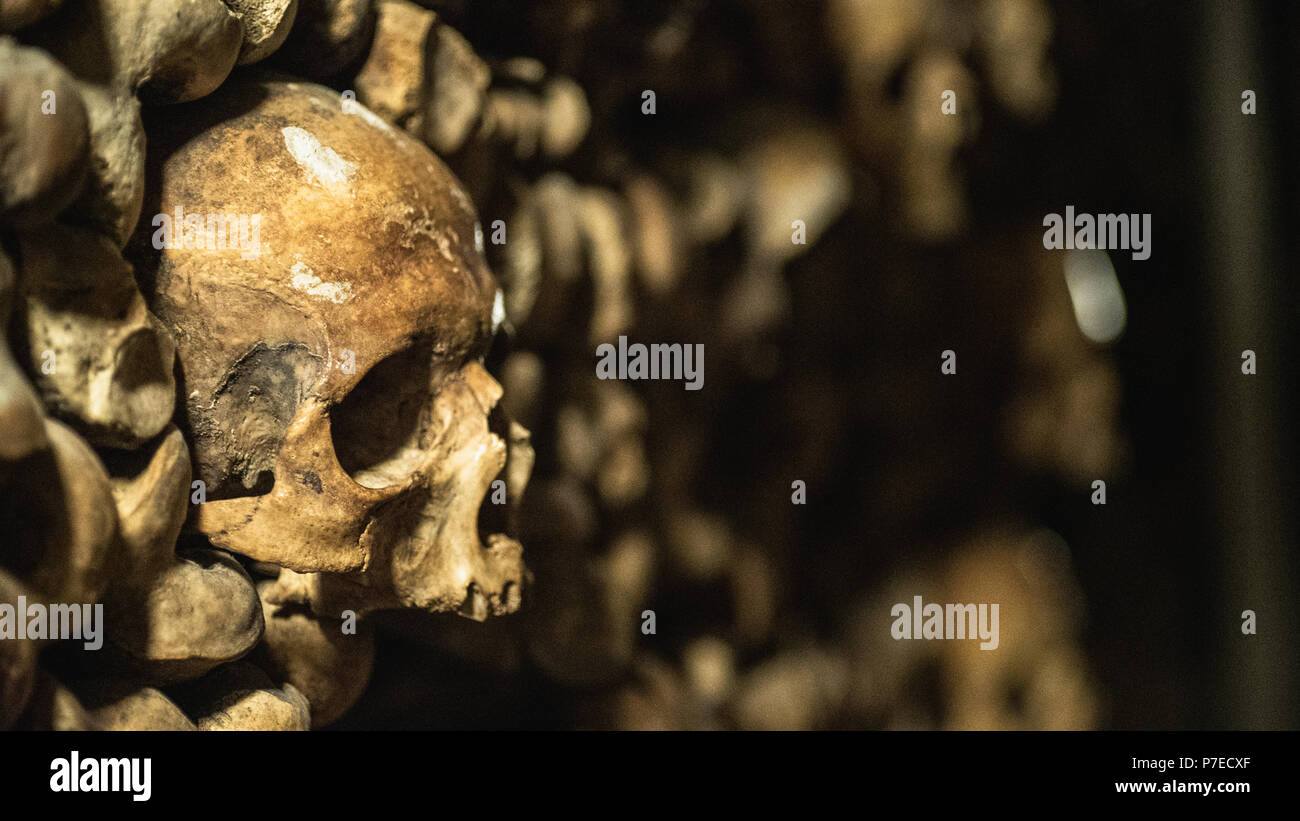 Eine Skulptur in den Katakomben von Paris aus menschlichen Knochen und Schädel. Wirklich eine grimmige und faszinierend grisly Kunstwerk. Stockfoto