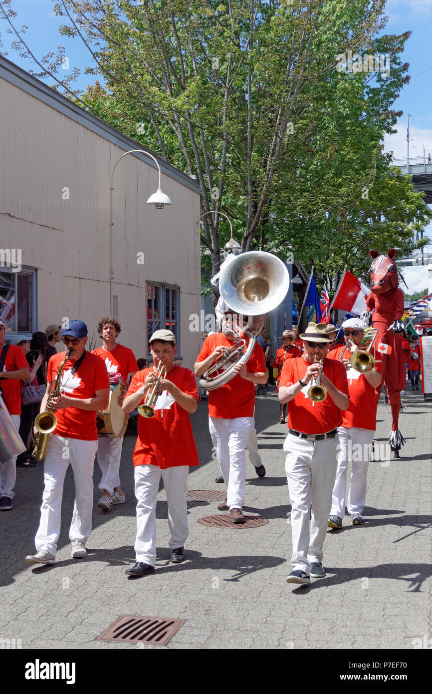 Marching Band in der Canada Day Parade 2018 auf Granville Island, Vancouver, British Columbia. Stockfoto