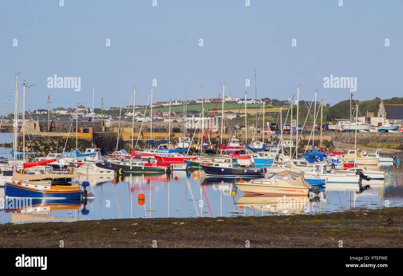 29. Juni 2018 Kleine Sportboote und Yachten auf ihren Liegeplatz an einem schönen Sommerabend in Groomsport Dorf Hafen Co unten Nordirland Stockfoto