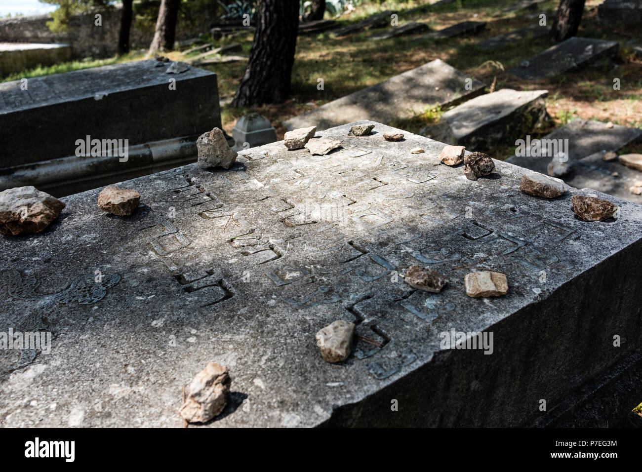 Grabstein auf dem jüdischen Friedhof von Split, Kroatien Stockfoto