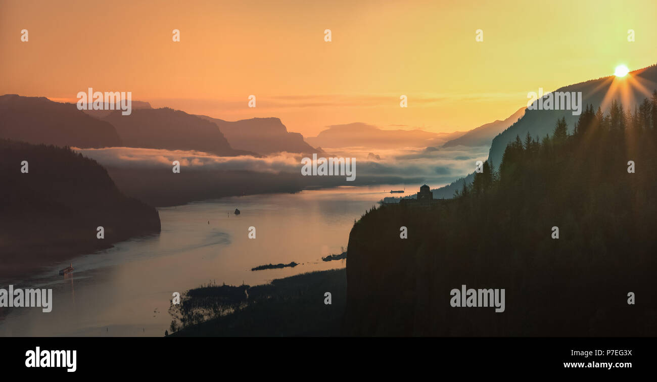 Panoramablick sonnenaufgang Blick entlang der historischen Columbia River in der Nähe von Portland Oregon. Tief liegenden Wolken und orange Farbton reichen Drama über den Vista Haus hinzu. Stockfoto