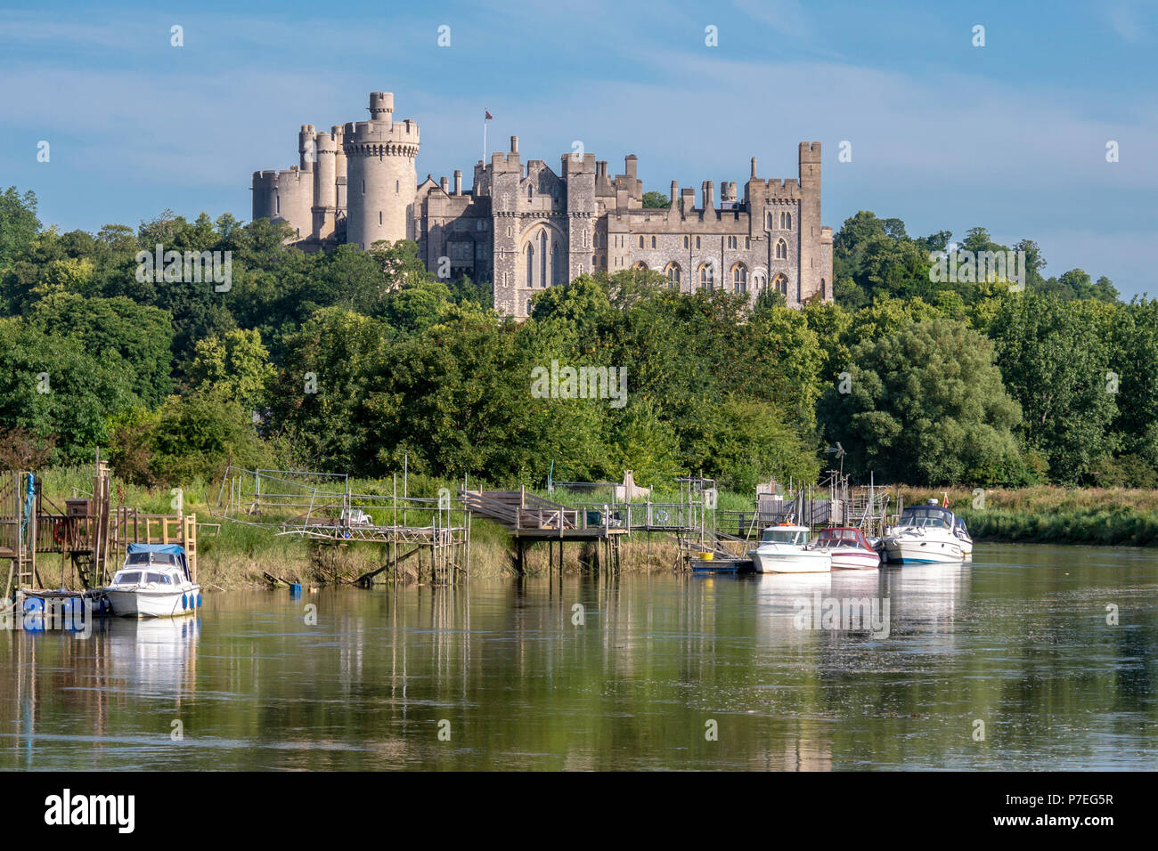 Der Fluss Arun mit Arundel Castle im Hintergrund - Arundel, West Sussex, UK. Stockfoto