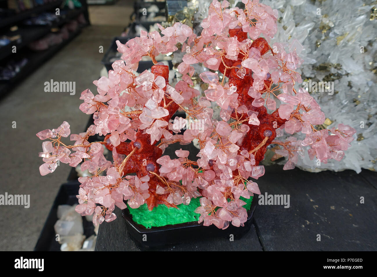 Rose Quarz Edelstein Bäume auf der Anzeige Stockfoto