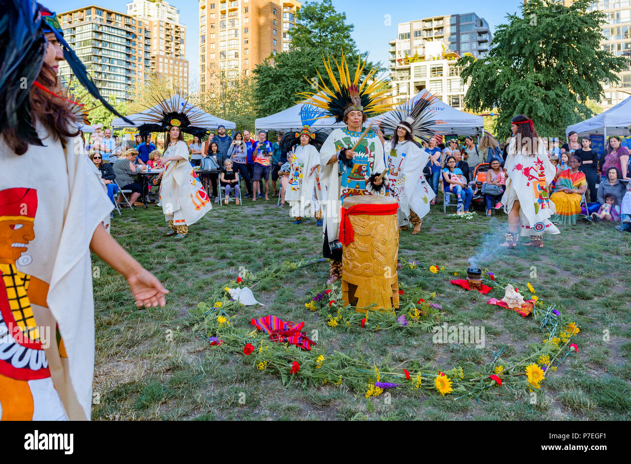 Aztekische Tanzgruppe, das Sammeln von Festival, Sommersonnenwende Feier, Vancouver, Schmirgel Barnes Park, British Columbia, Kanada. Stockfoto