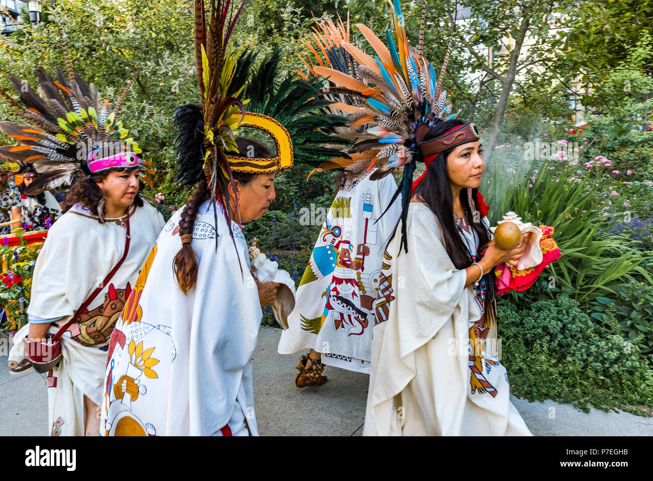 Aztekische Tanzgruppe, das Sammeln von Festival, Sommersonnenwende Feier, Vancouver, Schmirgel Barnes Park, British Columbia, Kanada. Stockfoto