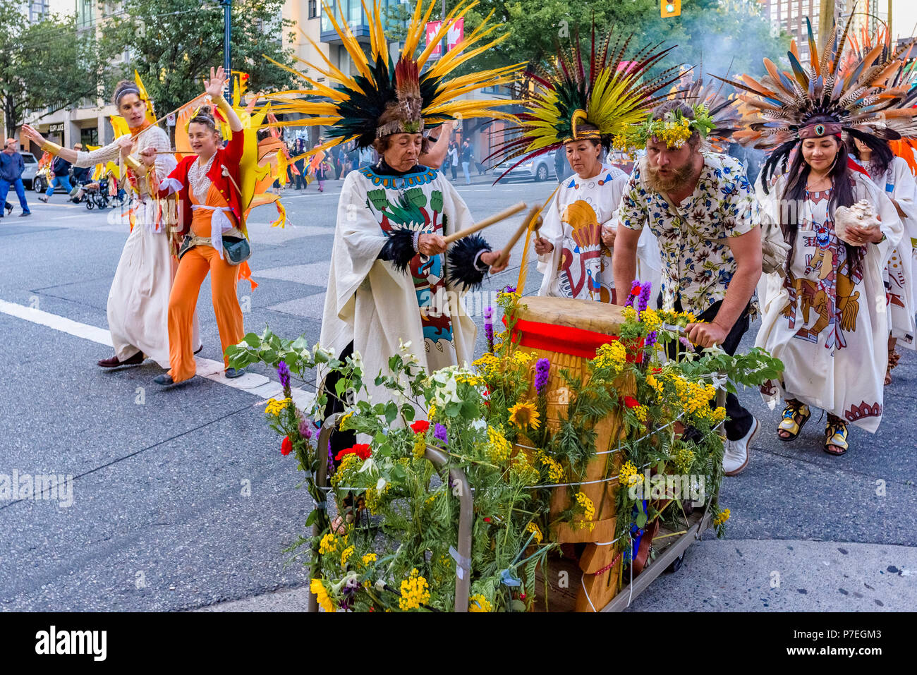 Aztekische Tanzgruppe, das Sammeln von Festival, Sommersonnenwende Feier, Vancouver, British Columbia, Kanada. Stockfoto
